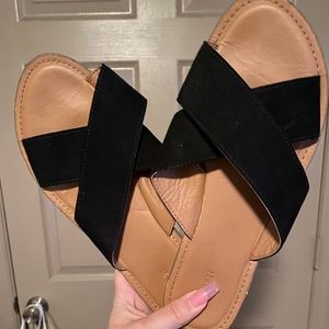 💖Forever 21 crisscross black flat sandals